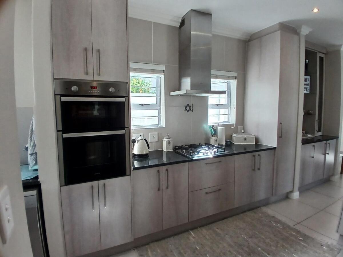 Elegant & Modern Near Cape Winelands Holiday home Cape Town