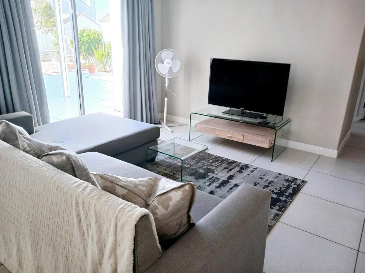 Elegant & Modern Near Cape Winelands *