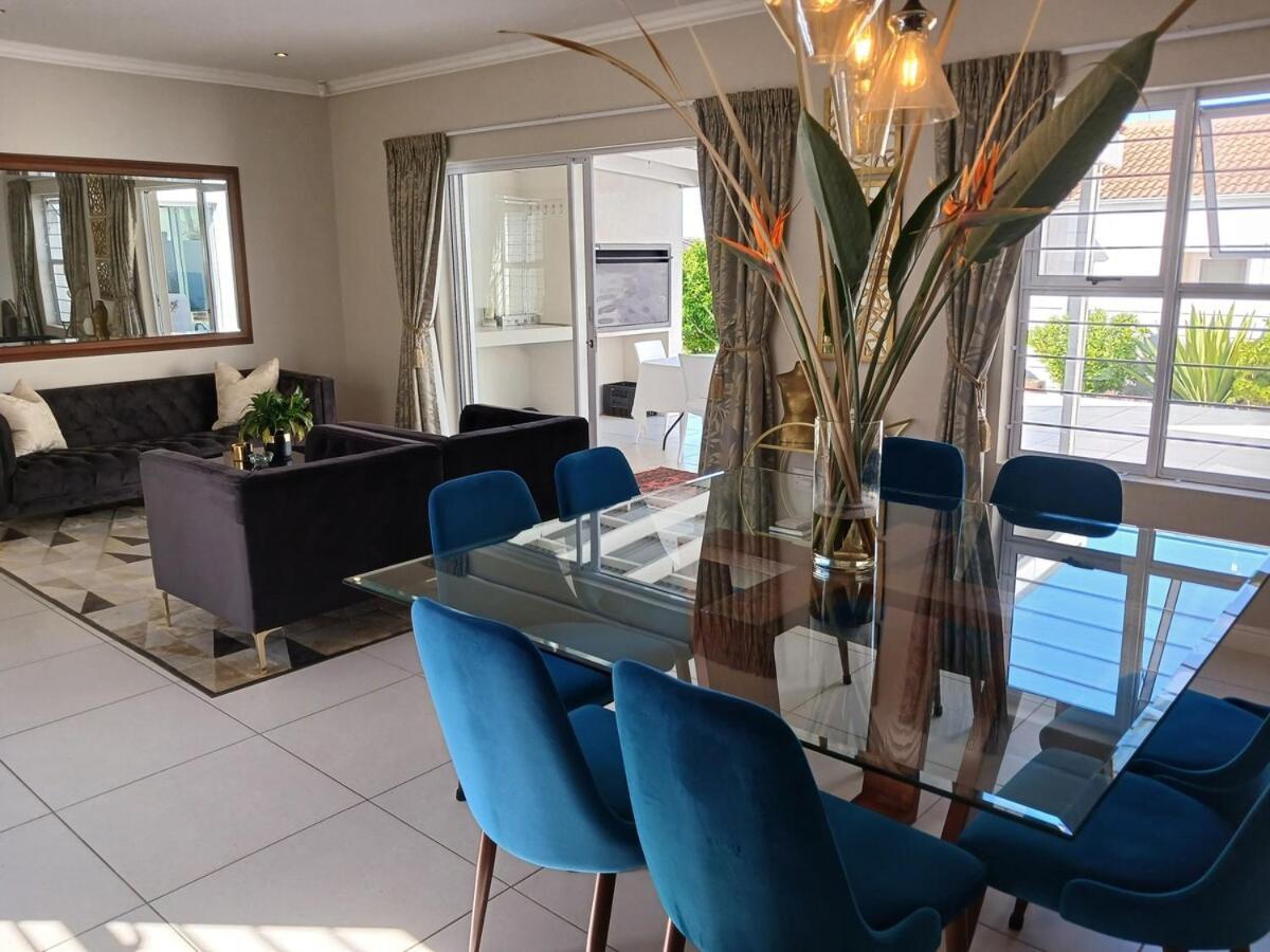 Elegant & Modern Near Cape Winelands Holiday home