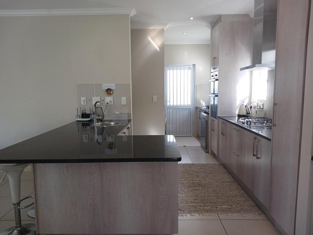 Elegant & Modern Near Cape Winelands *