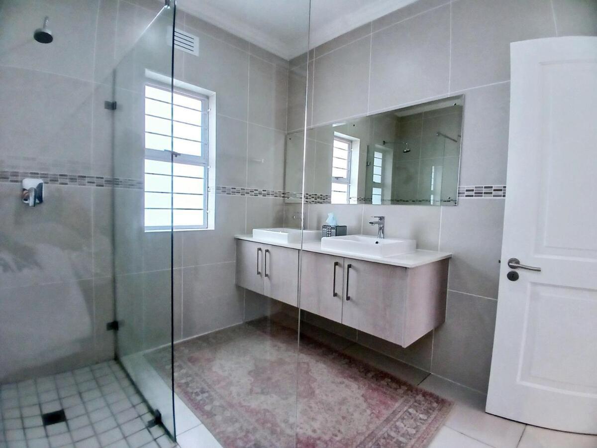 Elegant & Modern Near Cape Winelands Holiday home Cape Town