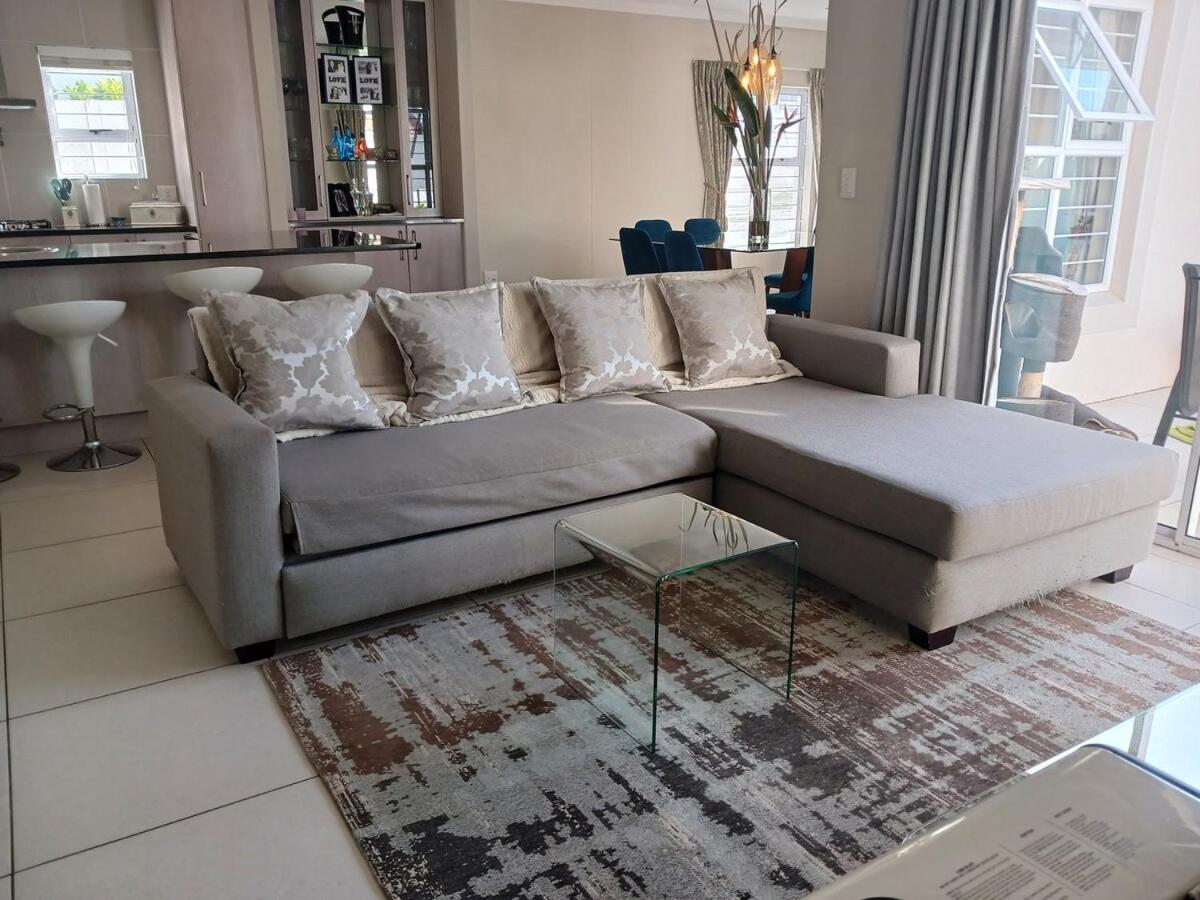 Elegant & Modern Near Cape Winelands *
