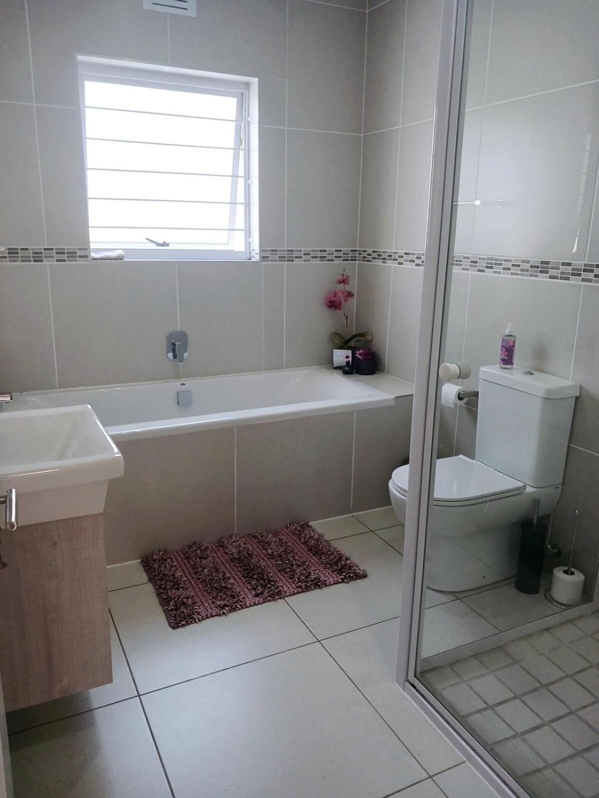 Elegant & Modern Near Cape Winelands Cape Town