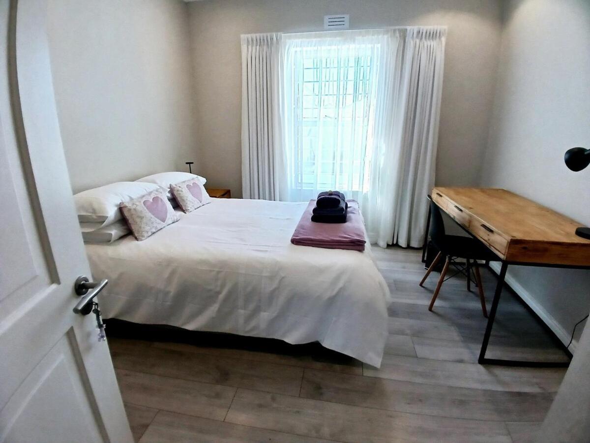 Elegant & Modern Near Cape Winelands Holiday home *