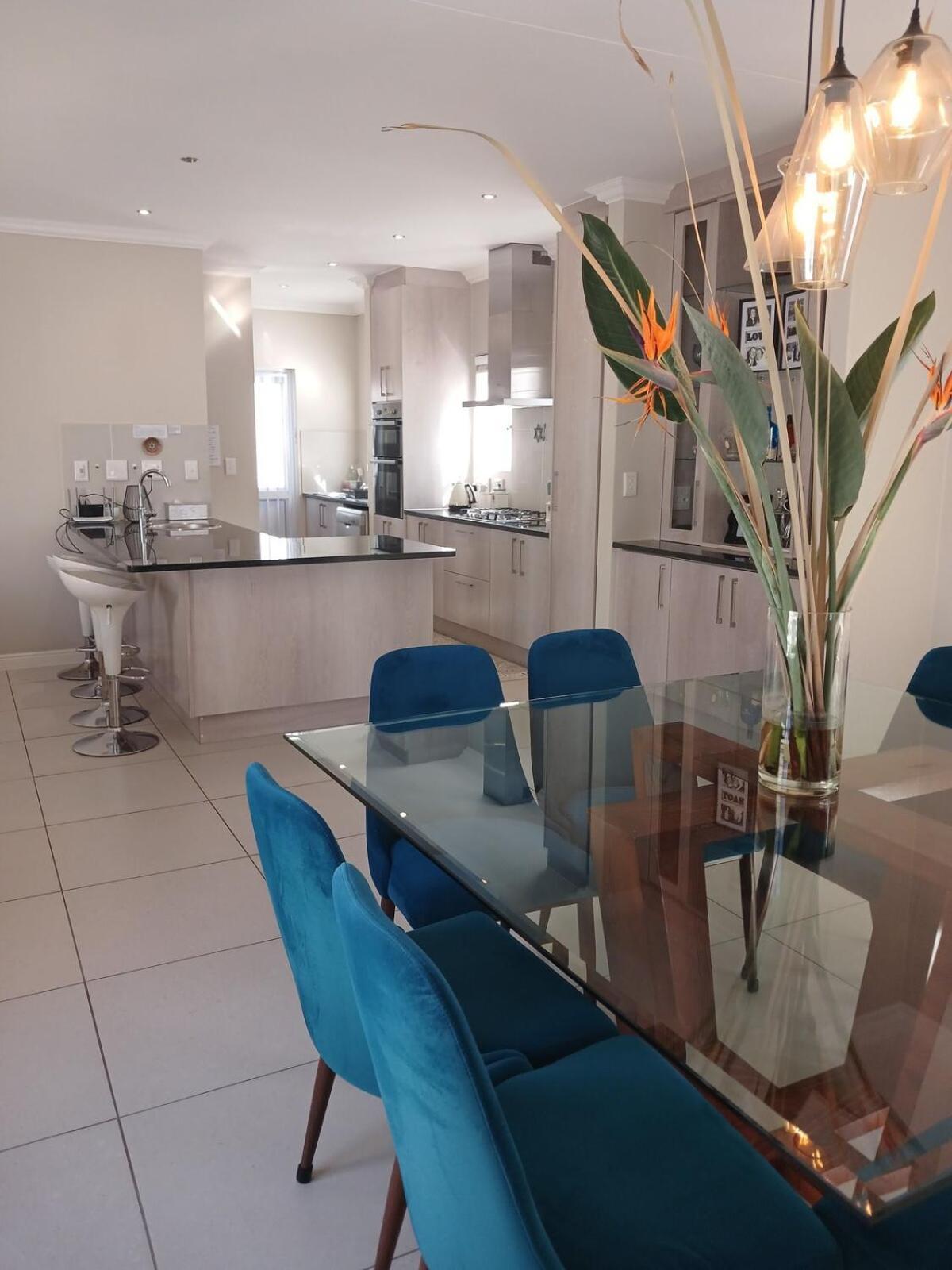 Elegant & Modern Near Cape Winelands Holiday home