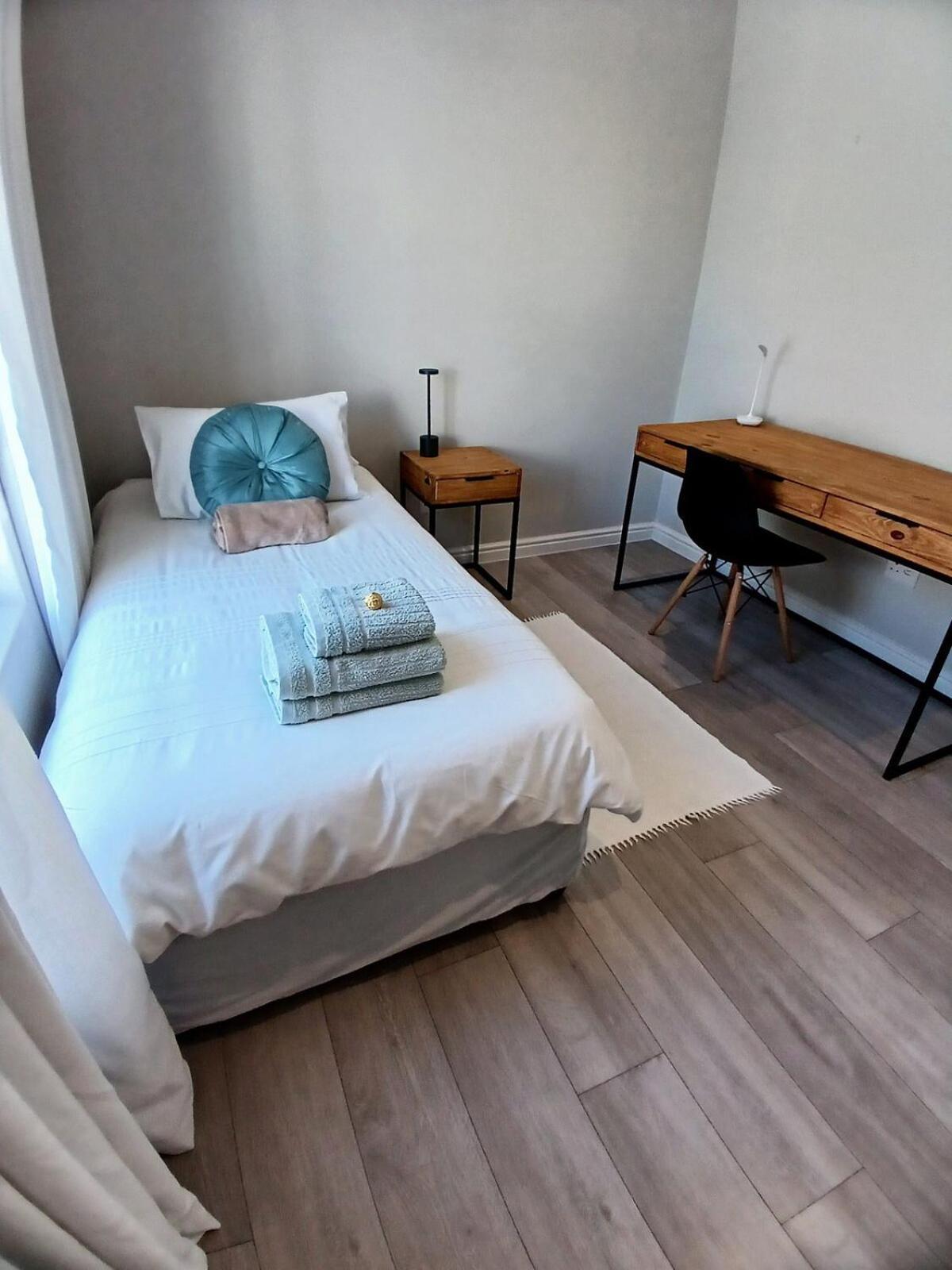 Elegant & Modern Near Cape Winelands Holiday home