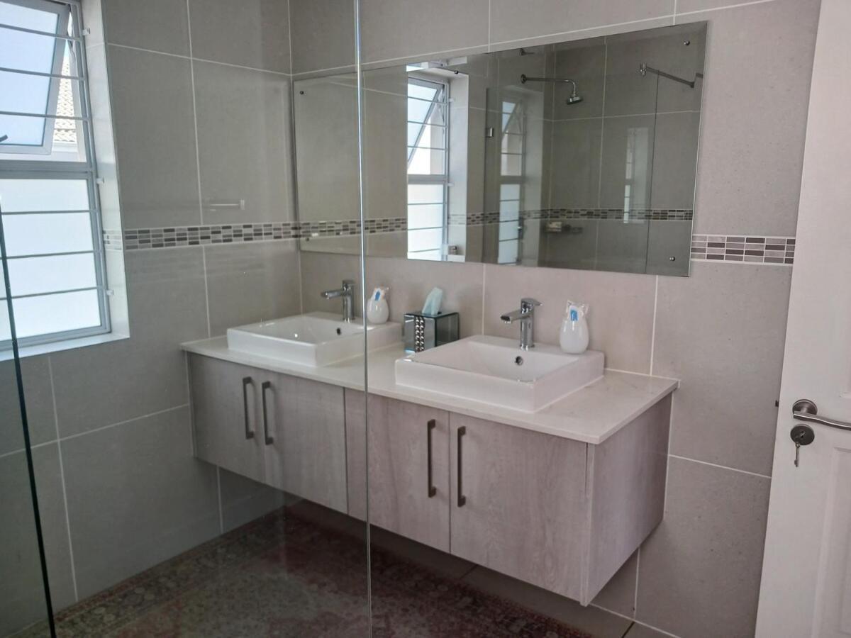 Elegant & Modern Near Cape Winelands