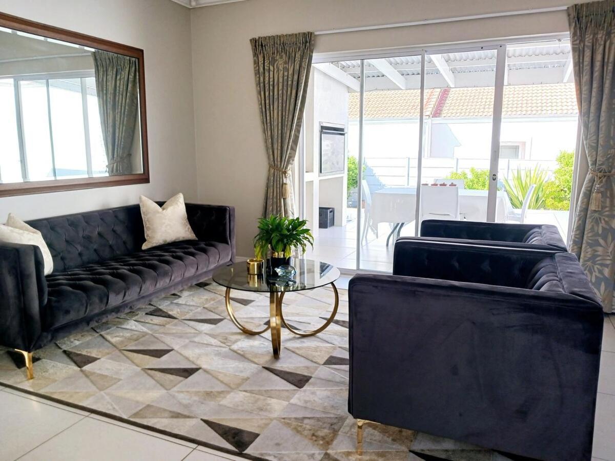 Elegant & Modern Near Cape Winelands Holiday home